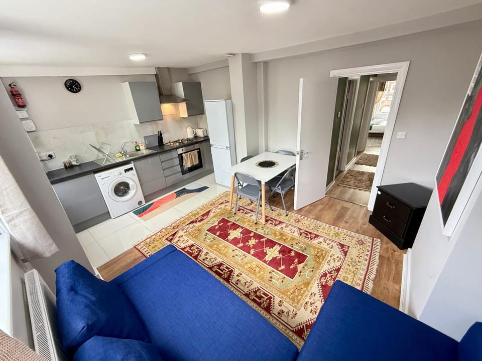 Living room, Photo of the whole room, Dining area, microwave, oven, stove, toaster, washing machine
