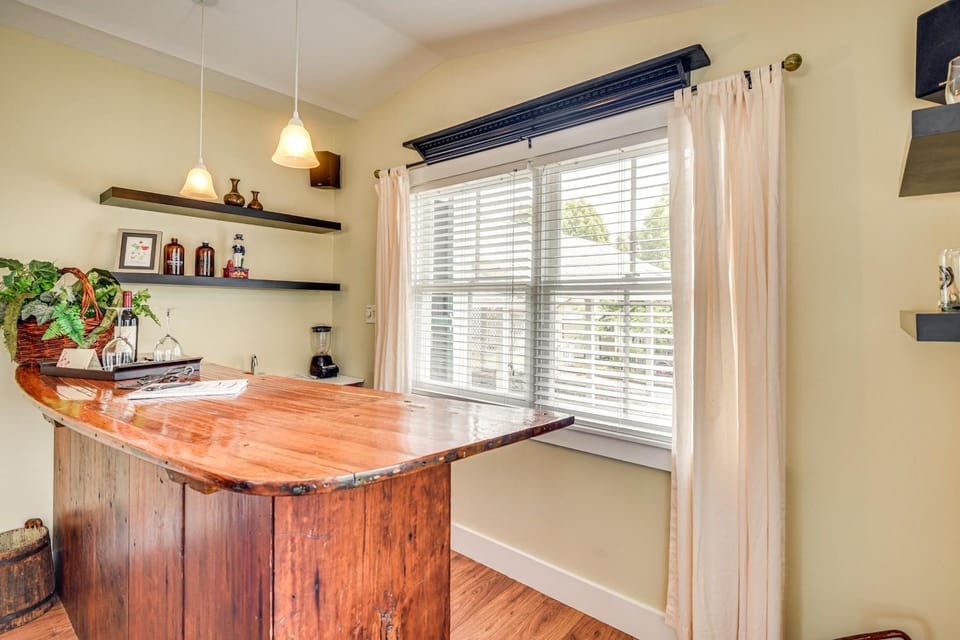 1 Block to Crescent Lake: Charming Home w/ Porch! House in Crescent City