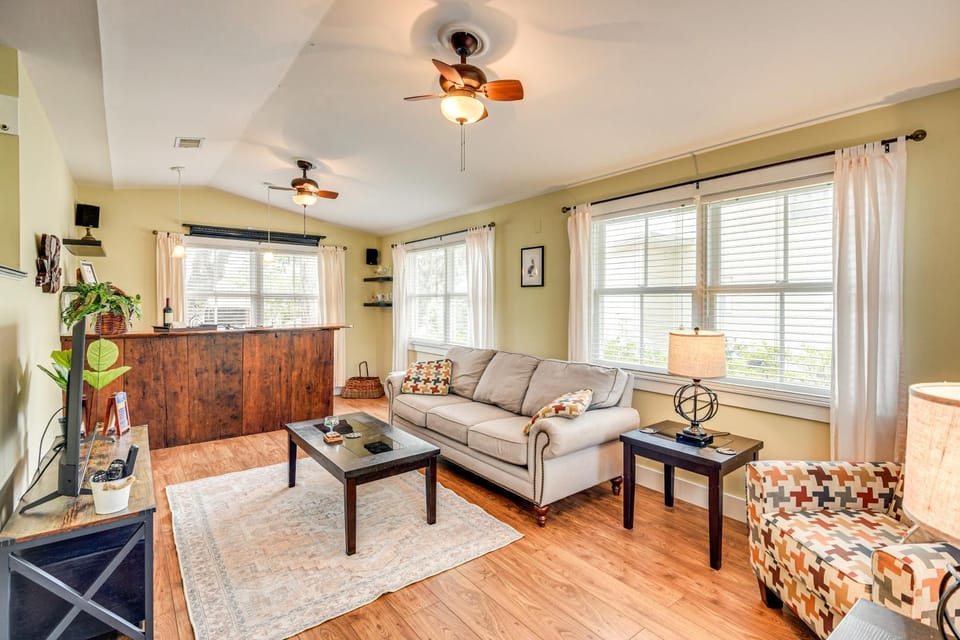 1 Block to Crescent Lake: Charming Home w/ Porch! House in Crescent City