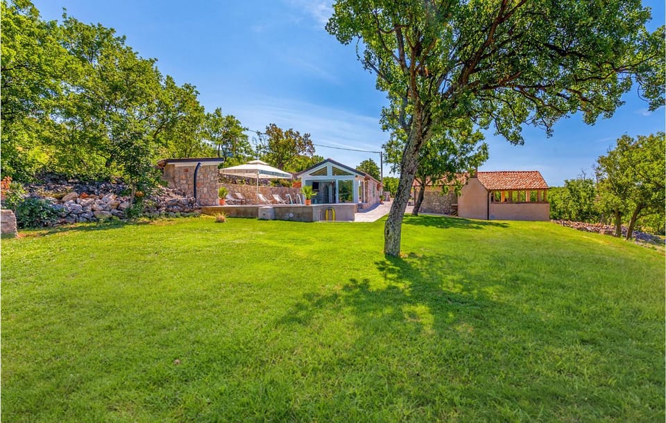 Property building, Hot Tub