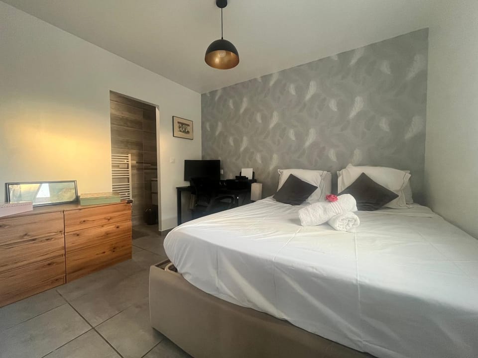 Bed, Photo of the whole room, Bedroom, towels