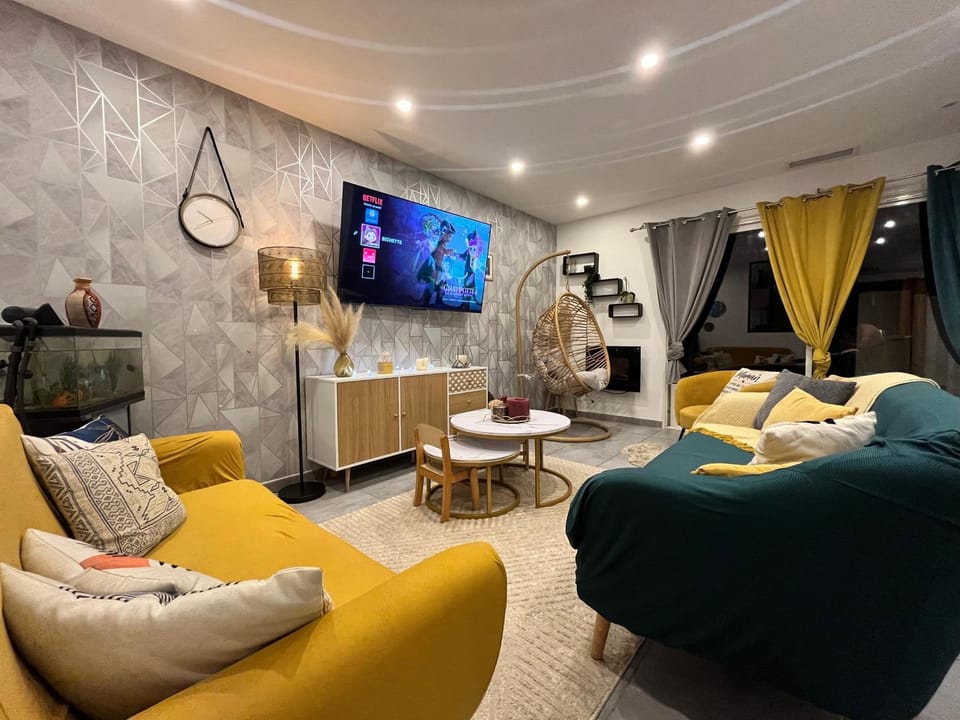 Communal lounge/ TV room, TV and multimedia, Living room, Seating area, Evening entertainment