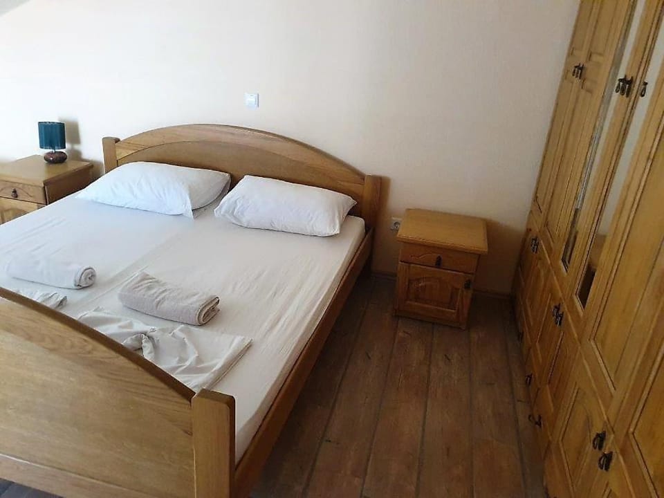 Bed, Bedroom, towels