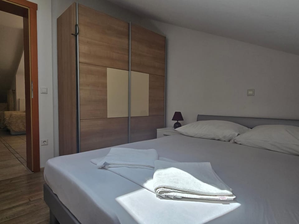 Bed, Bedroom, towels, wardrobe