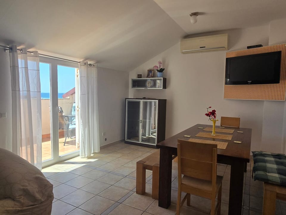 TV and multimedia, Seating area, Evening entertainment, air conditioner