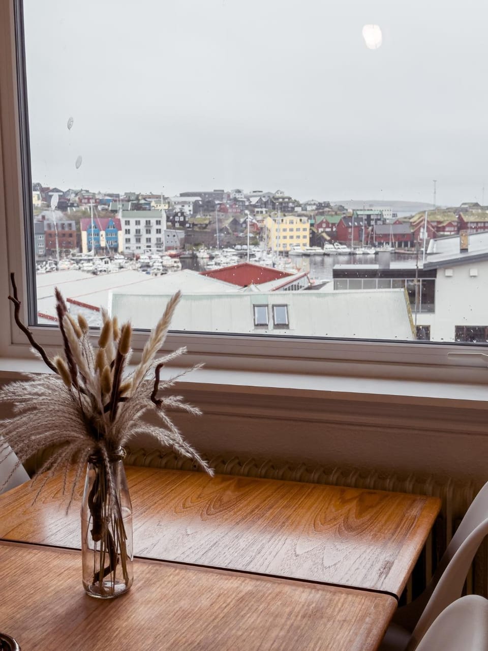 View (from property/room), Living room, Seating area, Dining area, City view, Sea view