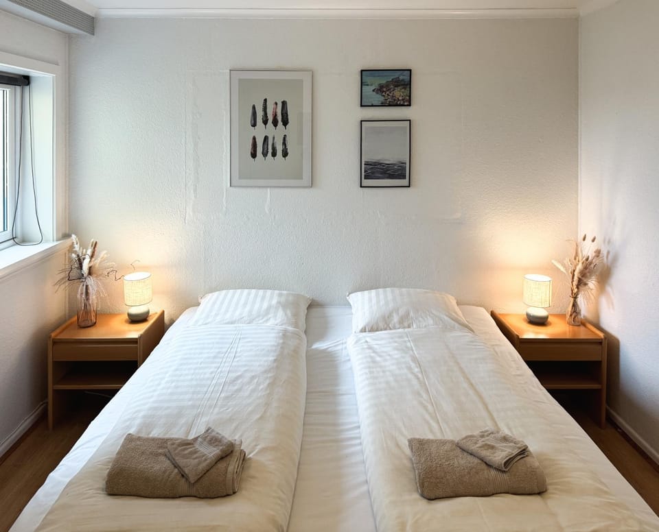 Bed, Bedroom, towels