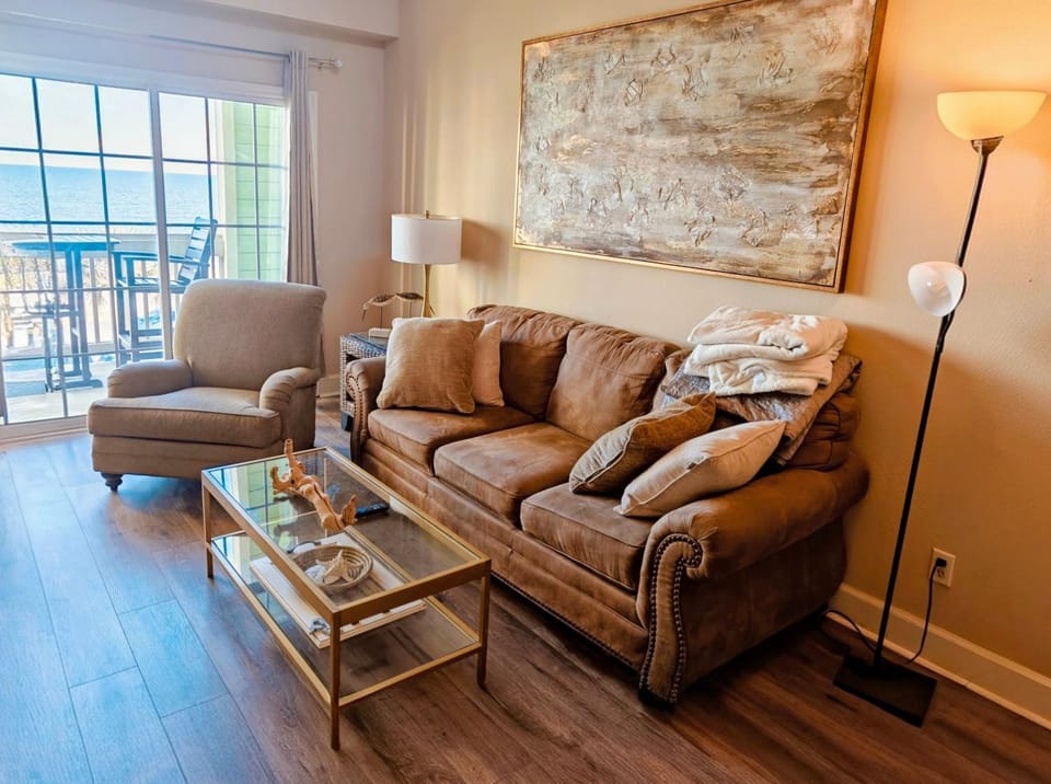 2 Bd, Oceanfront Oasis, Lots of deals and Winter Texans book early Apartment in Galveston Island