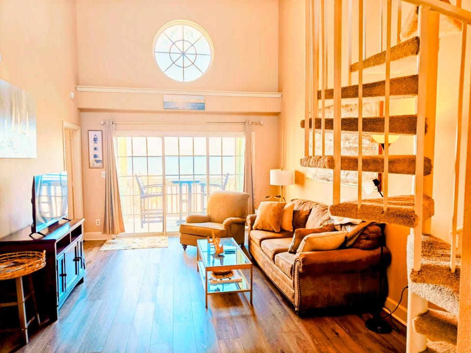 2 Bd, Oceanfront Oasis, Lots of deals and Winter Texans book early Apartment in Galveston Island