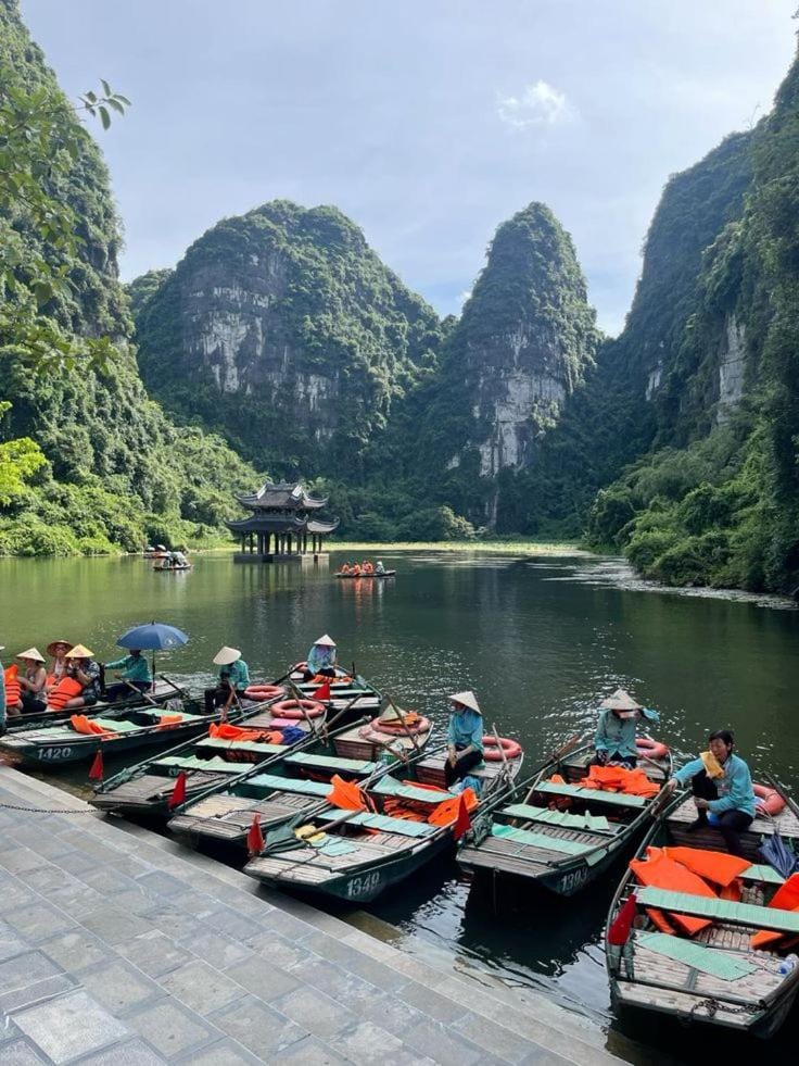 Nearby landmark, Natural landscape, group of guests