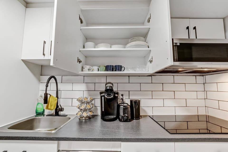 Luxury & private 3 bed basement unit kitchen, wifi, park, mall Apartment in London