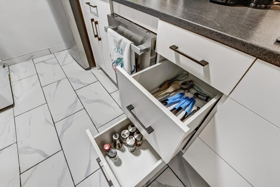 Luxury & private 3 bed basement unit kitchen, wifi, park, mall Apartment in London