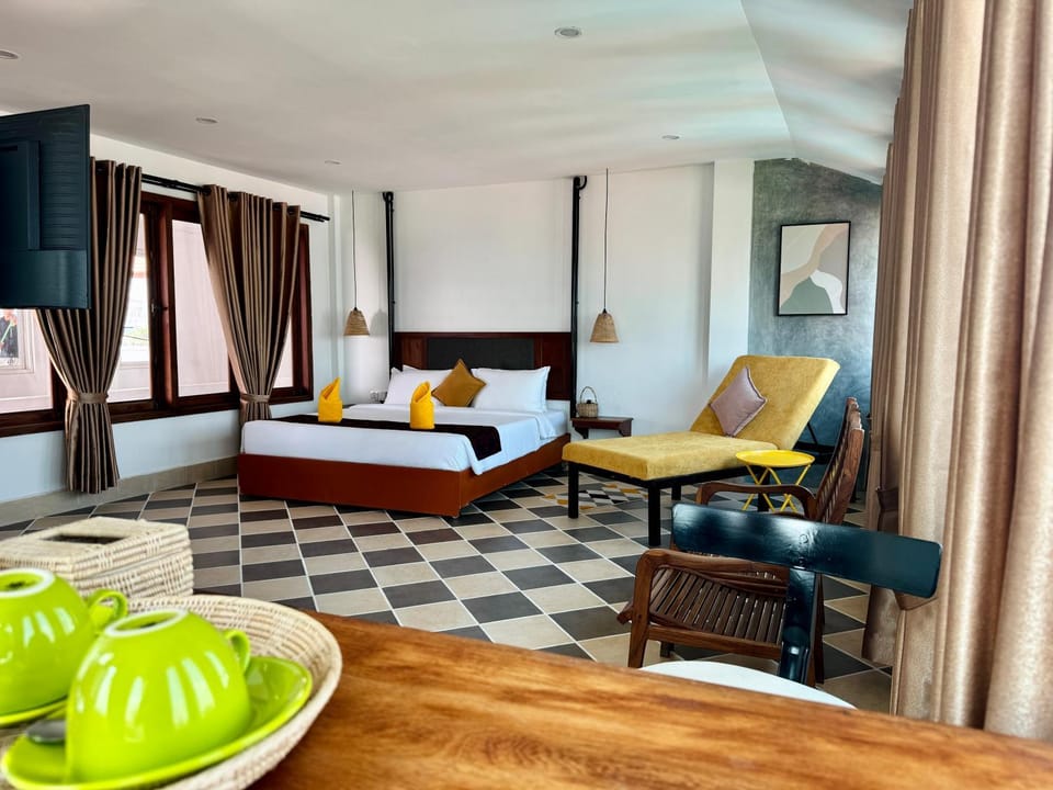 Bed, TV and multimedia, Photo of the whole room, Seating area, Bedroom, minibar