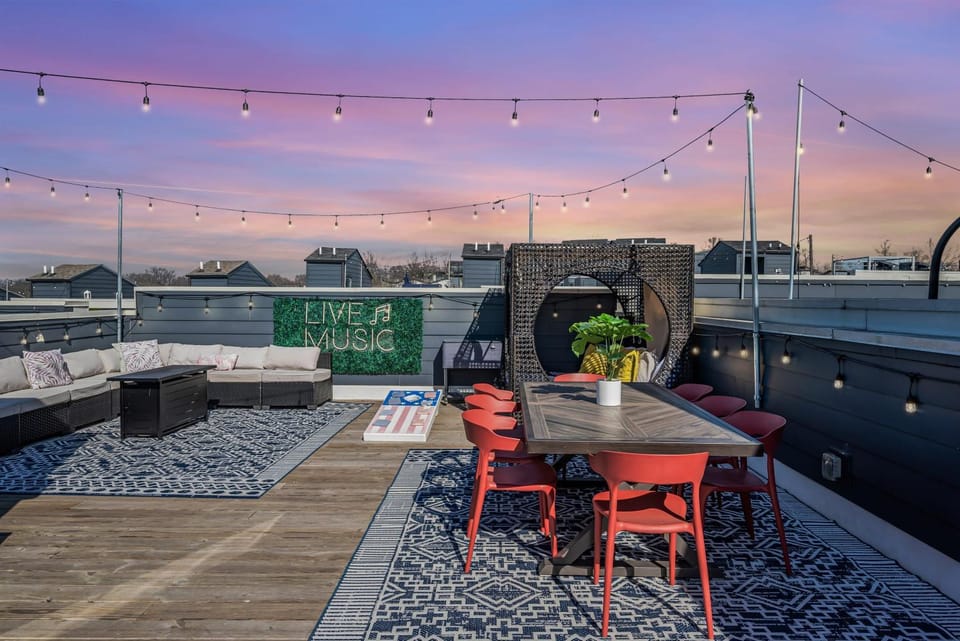 Huge Roof Deck with Games 10 Mins To Broadway House in East Nashville
