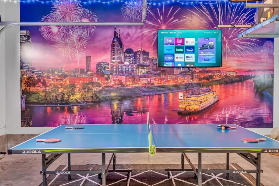 Huge Roof Deck with Games 10 Mins To Broadway House in East Nashville