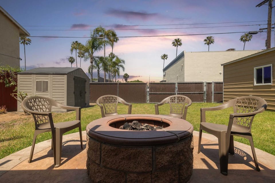 Walk to the Beach Private Backyard and Fire Pit House in Oceanside