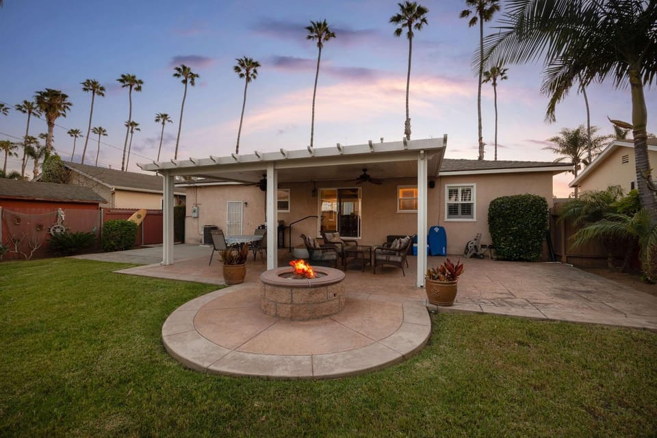Walk to the Beach Private Backyard and Fire Pit House in Oceanside