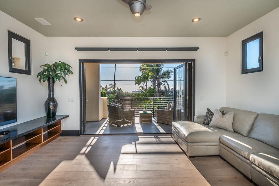 Walk to the Beach Luxury Roof Deck Sunset View House in Oceanside