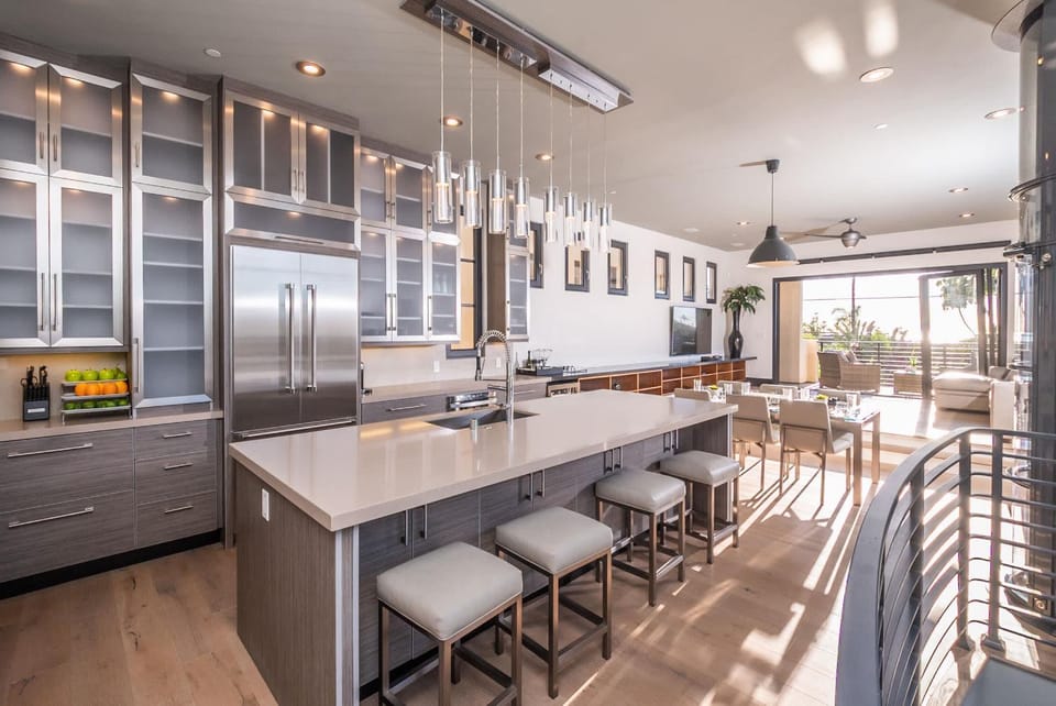 Walk to the Beach Luxury Roof Deck Sunset View House in Oceanside