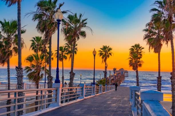 Walk to the Beach Luxury Roof Deck Sunset View House in Oceanside