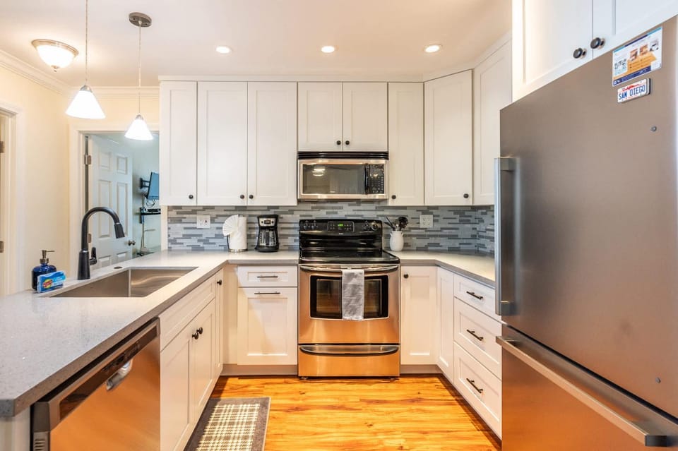 Walk to the Beach Pool & Hot Tubs & Gym - A-116 House in Oceanside