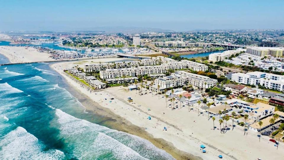 Walk to the Beach Pool & Hot Tubs & Gym - A-116 House in Oceanside
