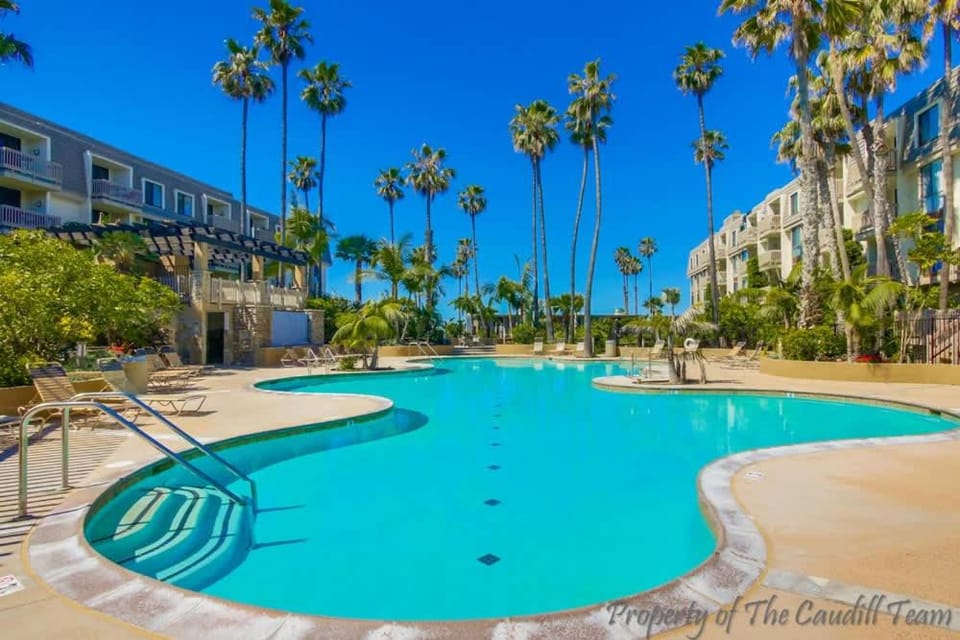 Walk to the Beach Pool & Hot Tubs & Gym - A-116 House in Oceanside