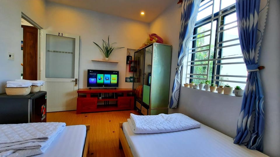 Bed, TV and multimedia, towels