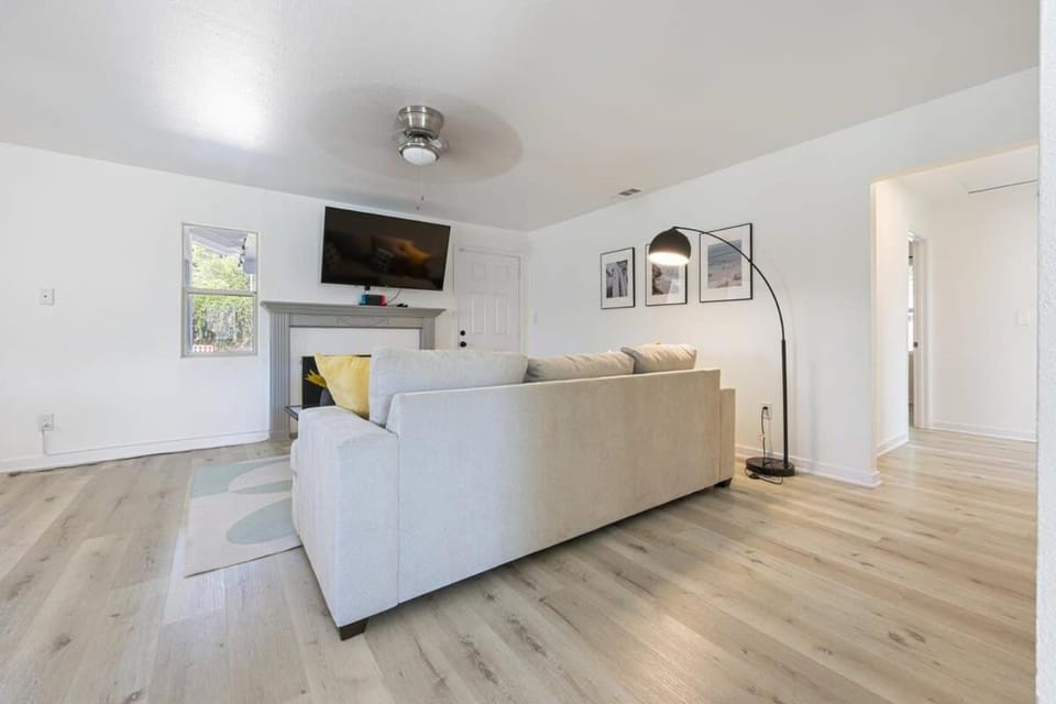 Luxury Home with Spacious Backyard - Sleeps 12 House in Poway