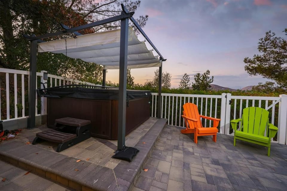 Hot Tub with A View and Large Back Deck & Game Room House in Rancho Bernardo