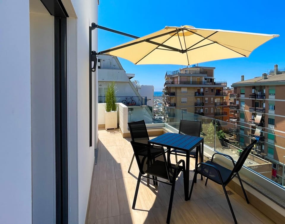 Property building, Patio, Balcony/Terrace, Dining area, City view