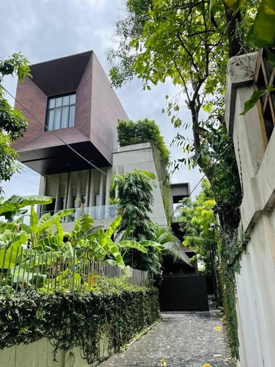 Luxury Modern Pool Jacuzzi Villa 5BR Thonglor Villa in Bangkok