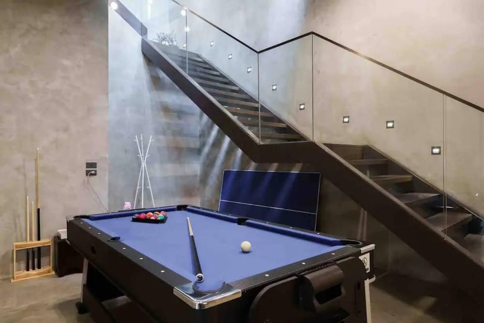 Luxury Modern Pool Jacuzzi Villa 5BR Thonglor Villa in Bangkok
