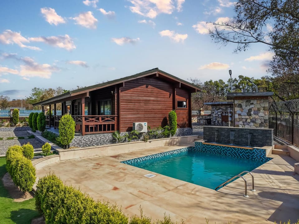 Property building, Day, Pool view, Swimming pool, sunbed