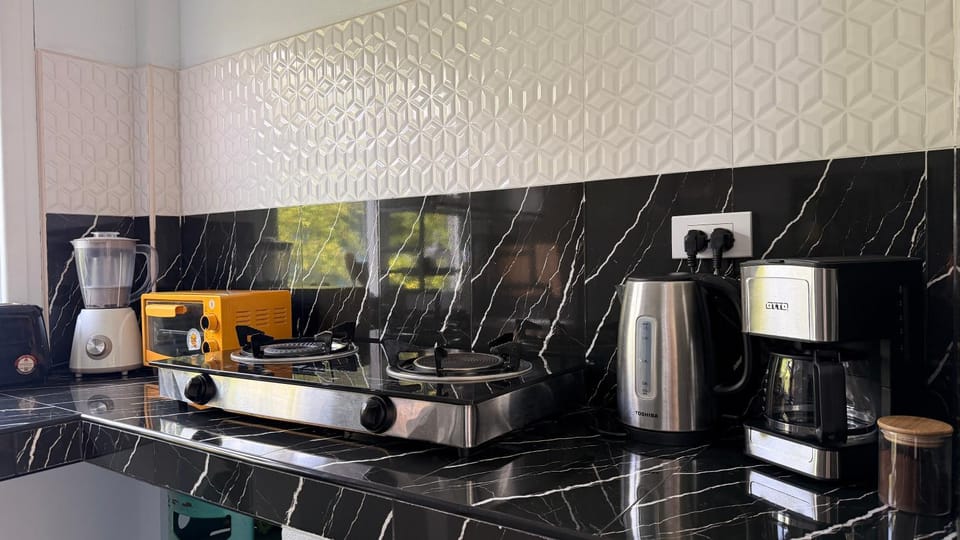 Coffee/tea facilities, Kitchen or kitchenette, stove, toaster