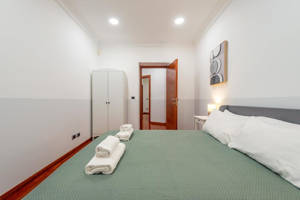 Photo of the whole room, towels, wardrobe