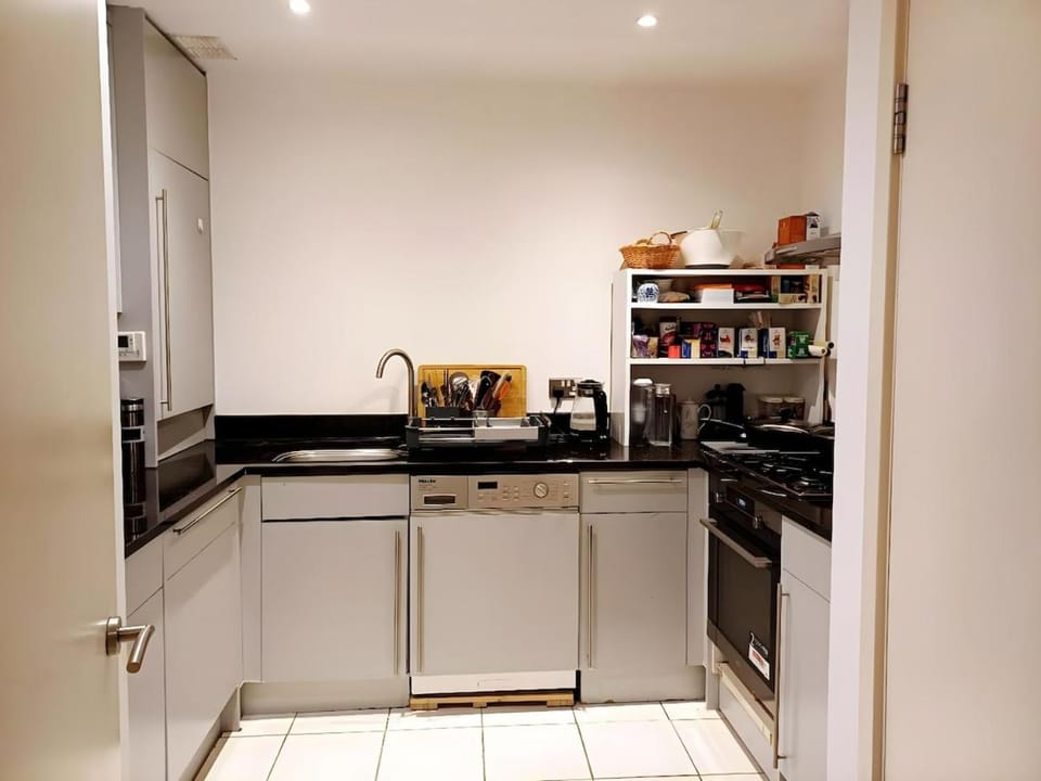 Victoria Duplex 90-Day Summer Apartment in City of Westminster