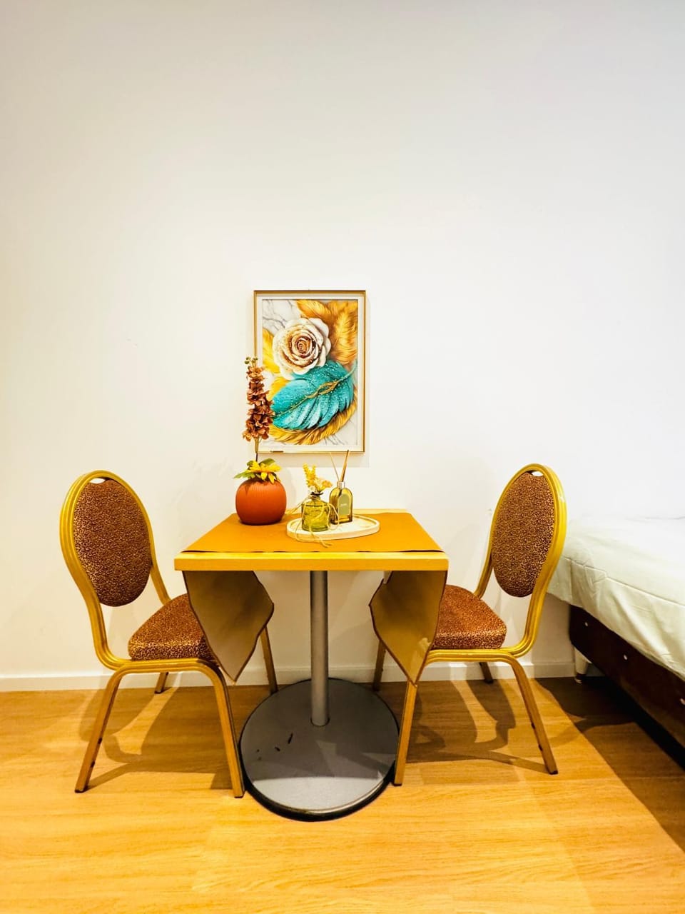 Decorative detail, Seating area, Dining area