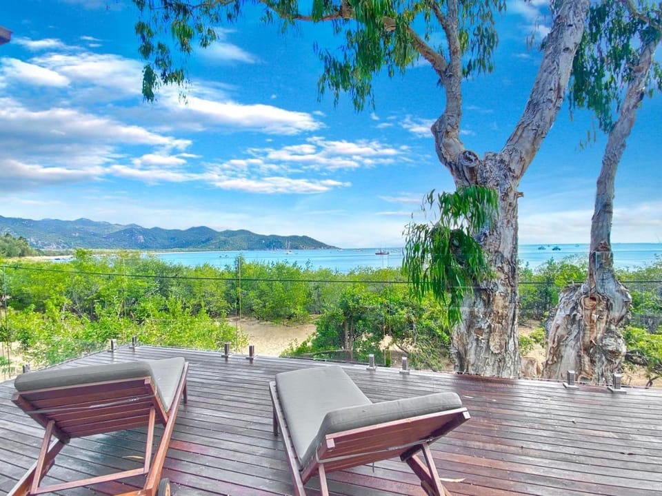 Absolute Beachfront House in Florence Bay
