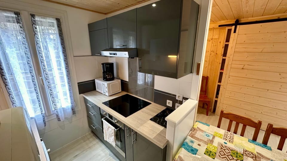 Kitchen or kitchenette, Dining area, dishwasher, oven, stove, toaster