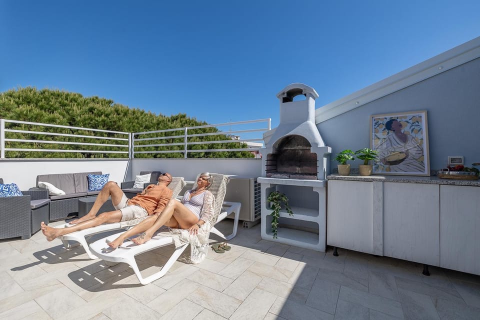 BBQ facilities, Balcony/Terrace, sunbed