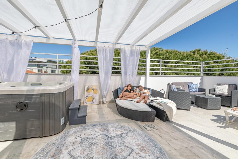 Day, Hot Tub, Balcony/Terrace, sunbed