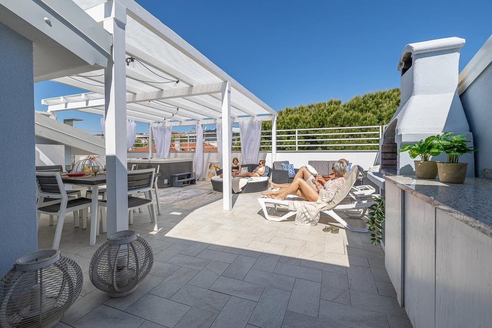 BBQ facilities, Hot Tub, Balcony/Terrace, sunbed