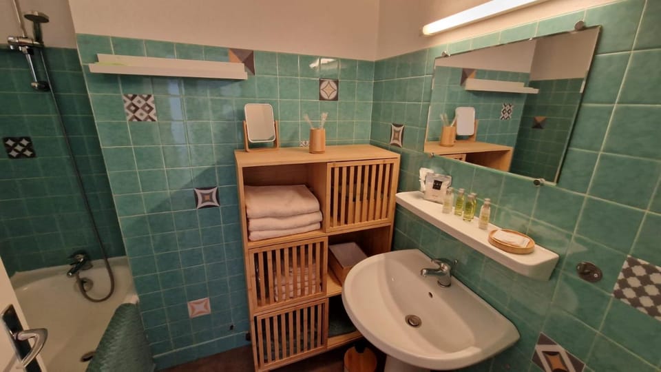 Bathroom, Bath, towels
