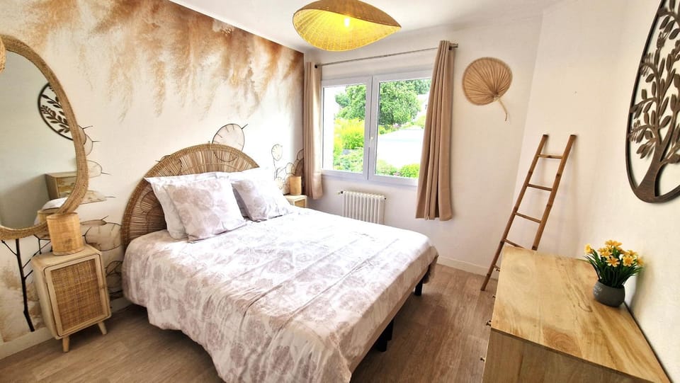 Bed, Photo of the whole room, Bedroom