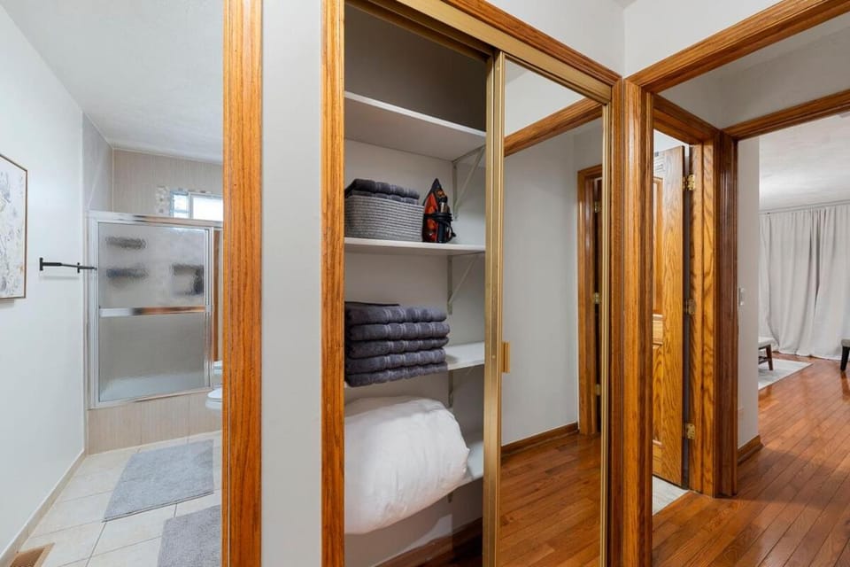 Cozy Luxury 4BR Home Near Airport House in Des Plaines