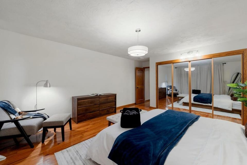 Cozy Luxury 4BR Home Near Airport House in Des Plaines
