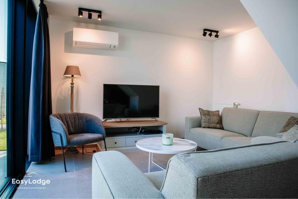 TV and multimedia, Seating area, air conditioner