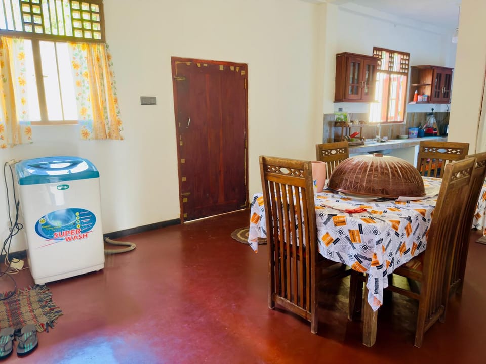 Kitchen or kitchenette, Seating area, oven