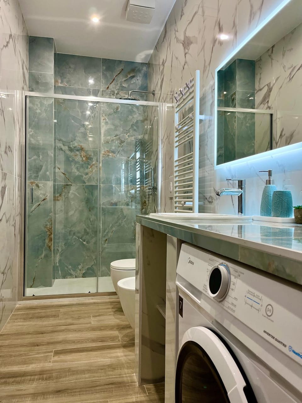 Shower, Toilet, Bathroom, towels, washing machine